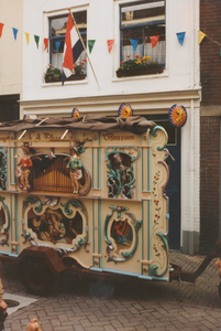 862917 Afbeelding van het draaiorgel van Budding in de Willemstraat in Wijk C te Utrecht, ter gelegenheid van het feest ...
